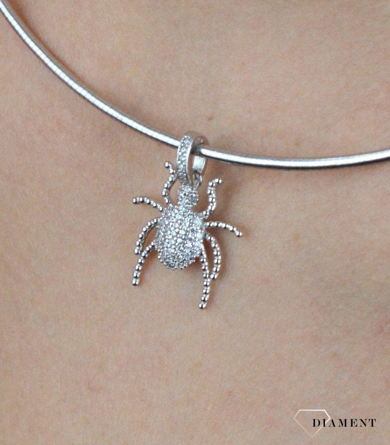 Srebrna zawieszka pająk z cyrkoniami DIA-ZAW-100599 TA-925. Zawieszkę można zestawić z delikatnym łańcuszkiem, dostępnym w naszej ofercie. Zawieszka srebrna to idealny pomysł na prezent dla kobiety..jpg